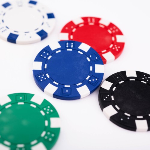 Cinq dés et trois boutons de croupier inclus pour plus de variantes de jeu