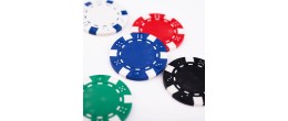 Cinq dés et trois boutons de croupier inclus pour plus de variantes de jeu