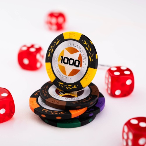 Trois boutons de croupier pour un jeu de poker authentique et fluide