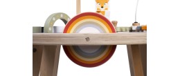 Table d'activités pour bébé avec design coloré et matériel éducatif en bois.