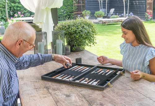 Jeu de backgammon , jeu de stratégie de famille séniors , adultes et adolescents